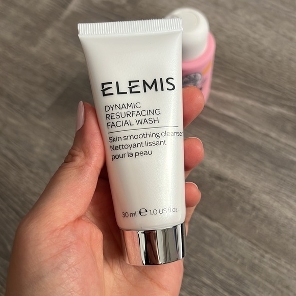 Elemis (London) Facial wash and BEIJA FLOR body wash set - Picture 2 of 5